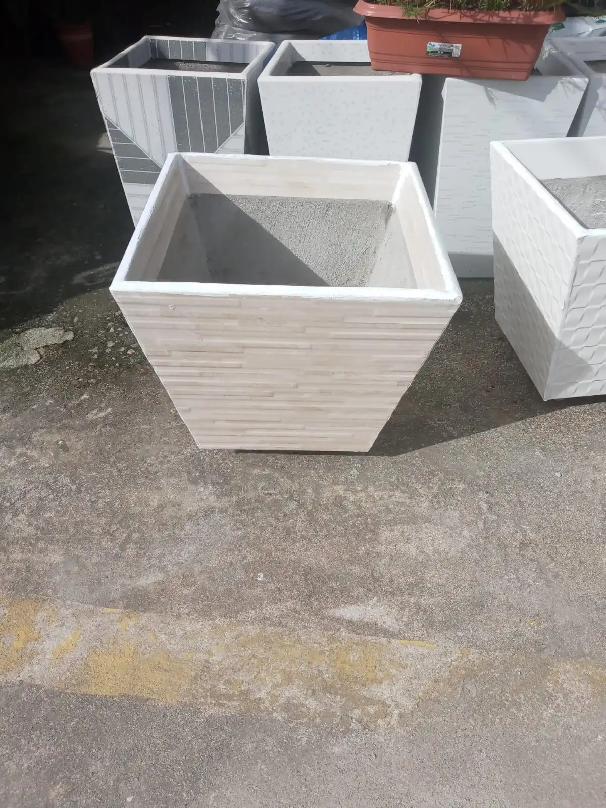 Vaso médio de concreto com faixa de mosaico e planta